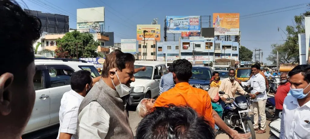 माजी मुख्यमंत्र्यांनी दाखवली संवेदनशीलता ; अपघातानंतर जखमी वृद्धेला मदतीचा हात