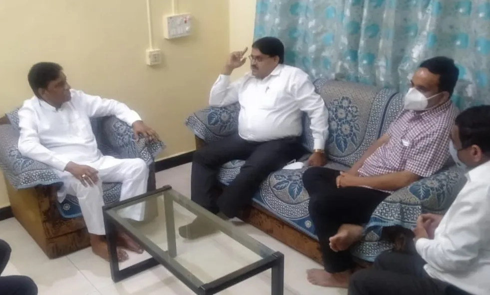 आयुक्त के. बी. उमाप यांनी घेतली शिवाजीराव नाईक यांची सदिच्छा भेट