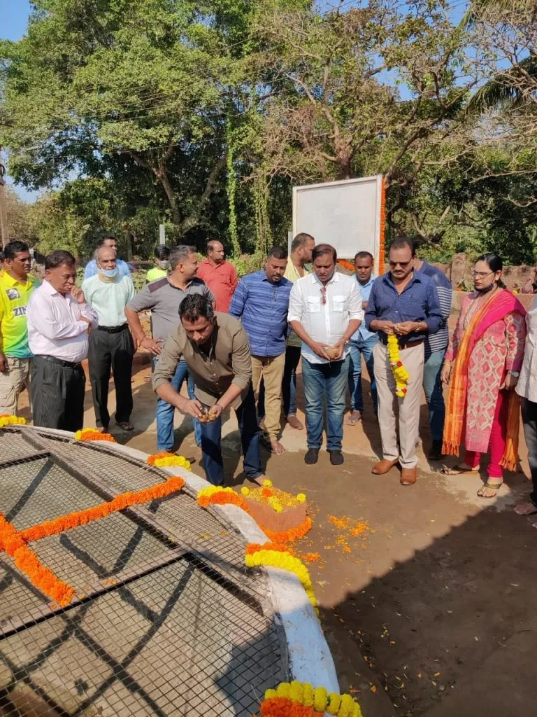 नव्याने बांधण्यात आलेल्या विहिरीचे उद्घाटन करण्यासाठी सरपंच, आमदारांची धाव