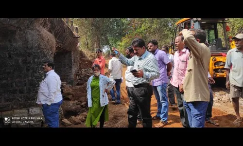 दुरुस्ती सुरु असतानाच पूल ढासळला