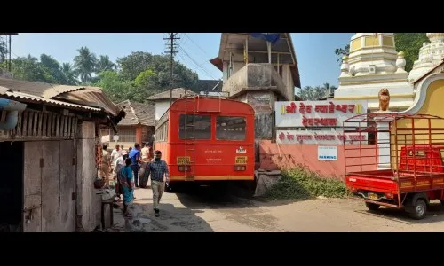 गुहागर आगारातच बस पंक्चर, वाहतूक कोंडीत भर