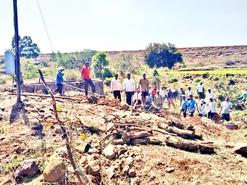 अतिवाडात ग्रा. पं. सदस्यांतर्फे धरणाशेजारी स्वच्छता मोहीम