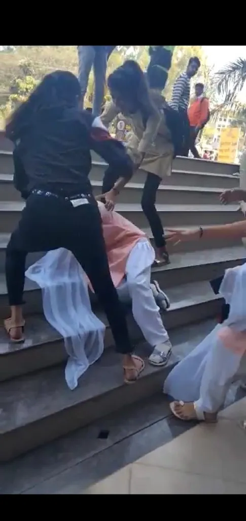 साताऱयात युवतींची फ्री स्टाईल फायटिंग