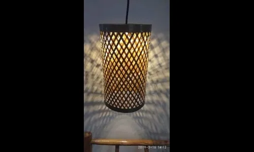 अभियंता असलेल्या कलाकाराने बांबूपासून बनवल्या शोभिवंत वस्तू !