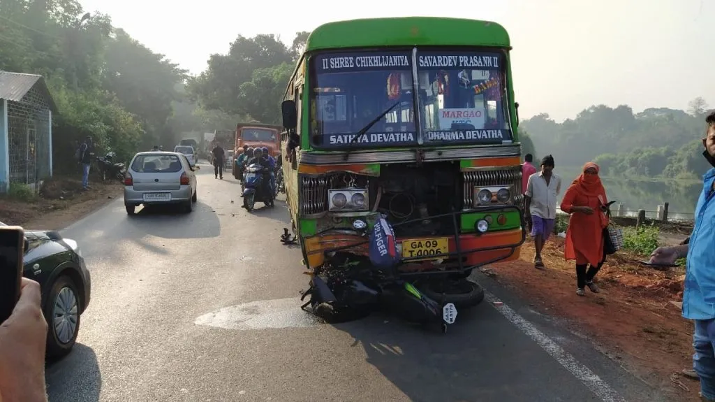 नव्याबांद, कुंकळ्ळी येथे बस – मोटारसायकल अपघात