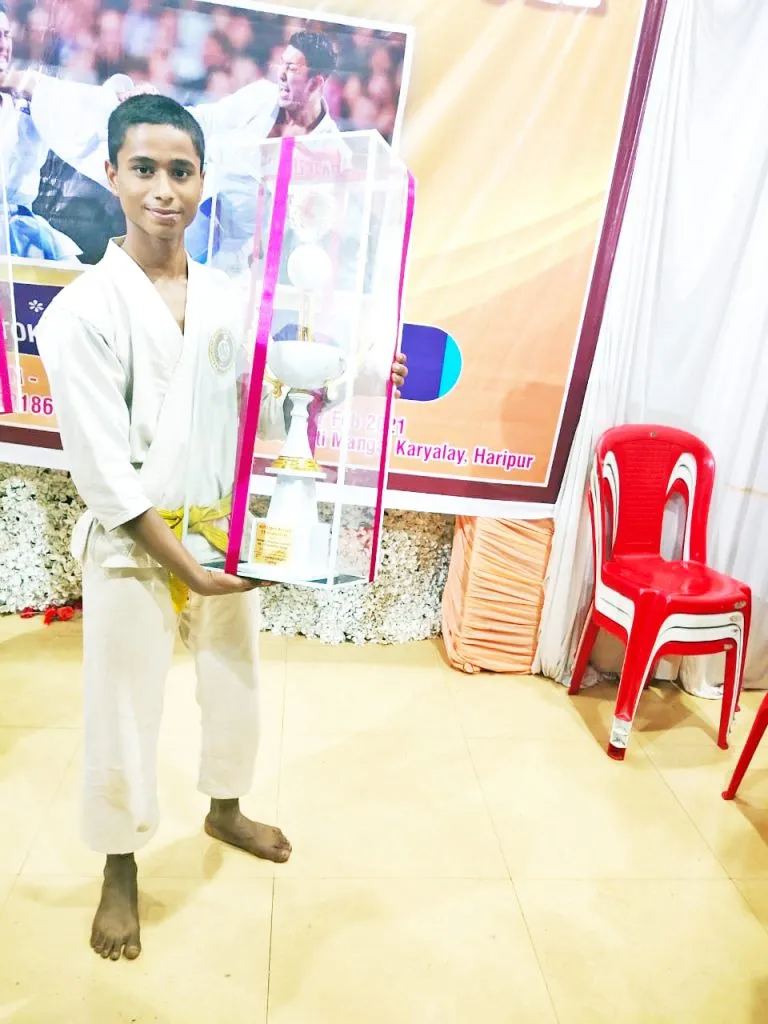 राष्ट्रीय कराटे स्पर्धेत मनोज देसाईला सुवर्णपदक