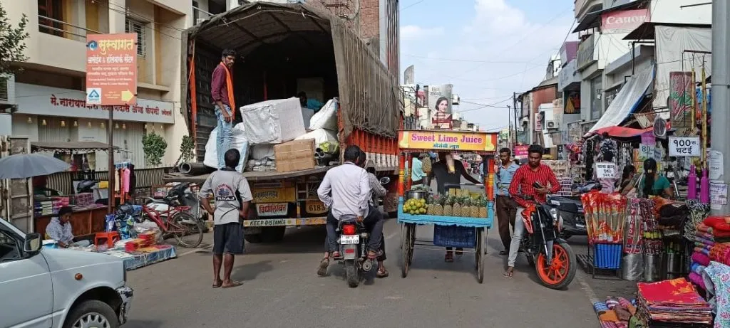 अवजड वाहनांमुळे वाहतूक कोंडी