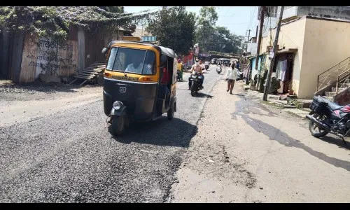 एकाच रस्त्यावर डांबरीकरणाचा थाट