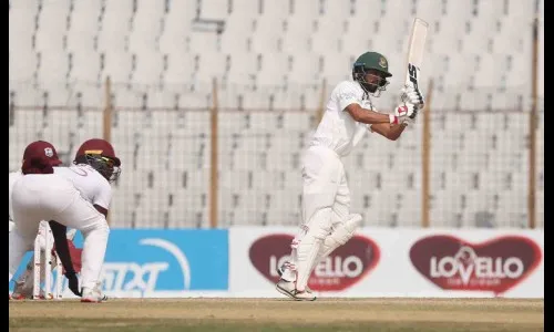 शदमन इस्लामचे अर्धशतक, वारिकनचे 3 बळी