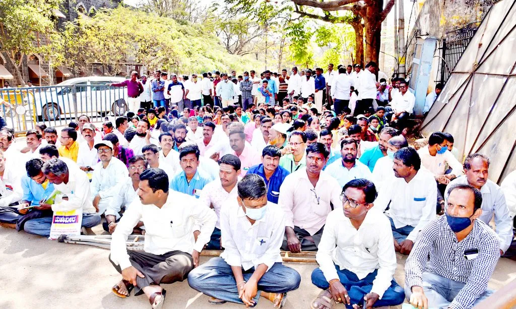 किमान वेतन लागू करा