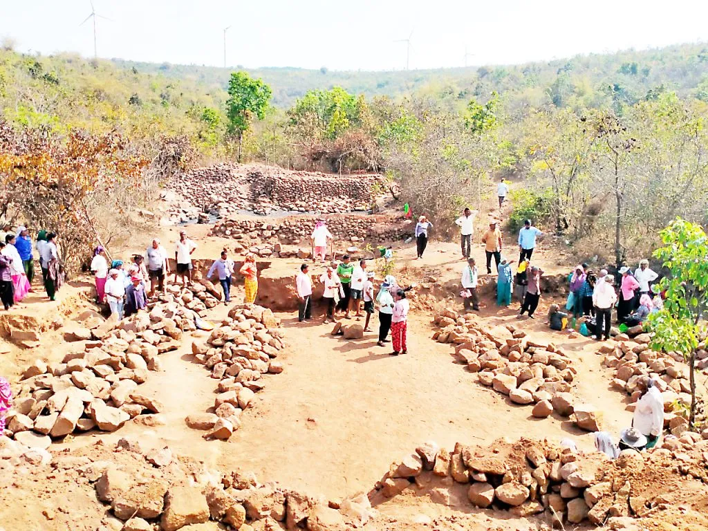 शेकडो गवंडी-बडग्यांनी धरली रोहयोची वाट