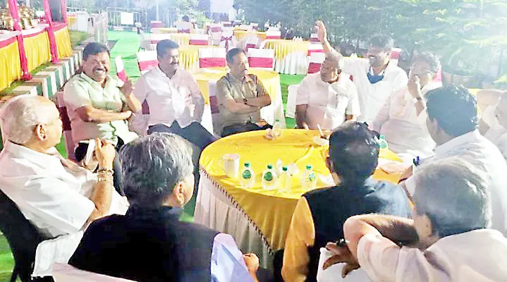 मुख्यमंत्र्यांच्या भोजनावळीला अनेकांची पाठ