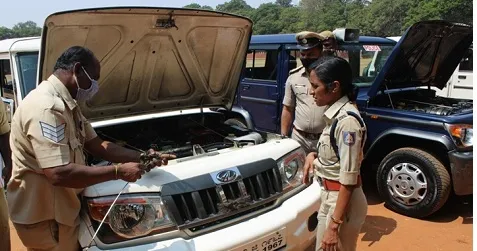 बेंगळूर: पोलिसांकडून २ हजाराहून अधिक ईआरएसएस वाहनांची तपासणी