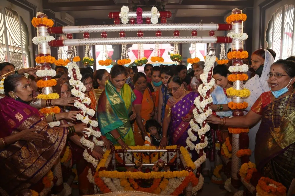 मंगलमय वातावरणात अखिल मंडई मंडळात गणेशजन्म साजरा