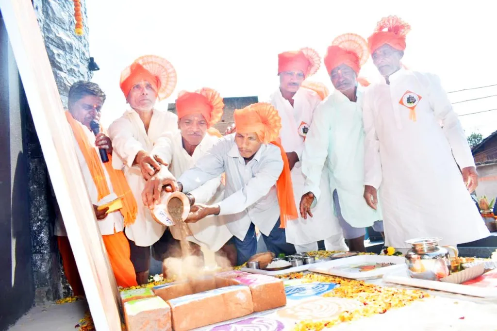 सावगावमध्ये शिवाजी महाराजांच्या मूर्तीचे भव्य स्वागत