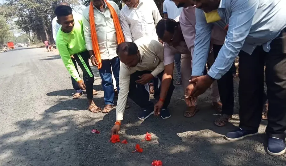 सातारा : जळके ऑईल टाकून केलेला रस्ता उखडला