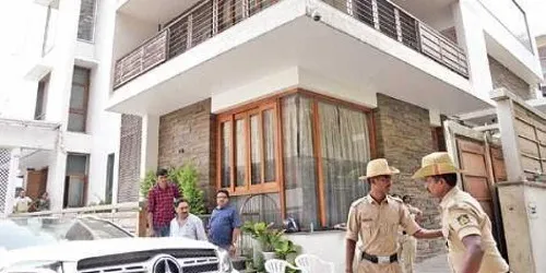 कर्नाटक : वैद्यकीय महाविद्यालयांवर छापेमारी; प्रवेशाच्या नावाखाली घोटाळा