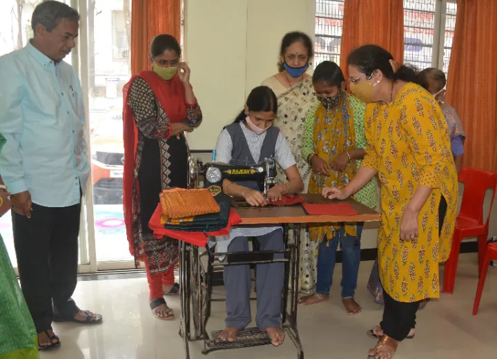 विशेष मुलांनी घेतले इलेक्ट्रिक माळा व शिवणकामाचे धडे