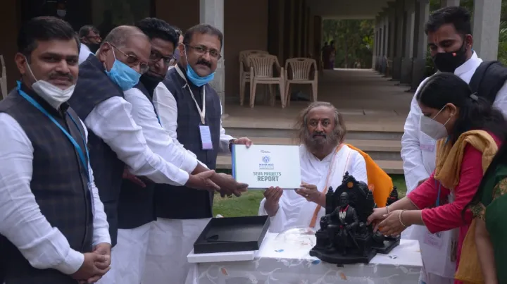 विधायक कार्य करणाऱ्या संस्थांनी संघटीत सेवा कार्य करावे : श्री. श्री. रविशंकर