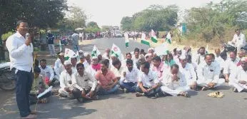 सोलापूर : कृषी कायद्याच्या विरोधात महिंसगाव येथे रास्ता रोको