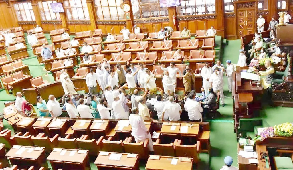 कर्नाटक : संगमेश यांच्या निलंबनानंतर काँग्रेसकडून निषेध