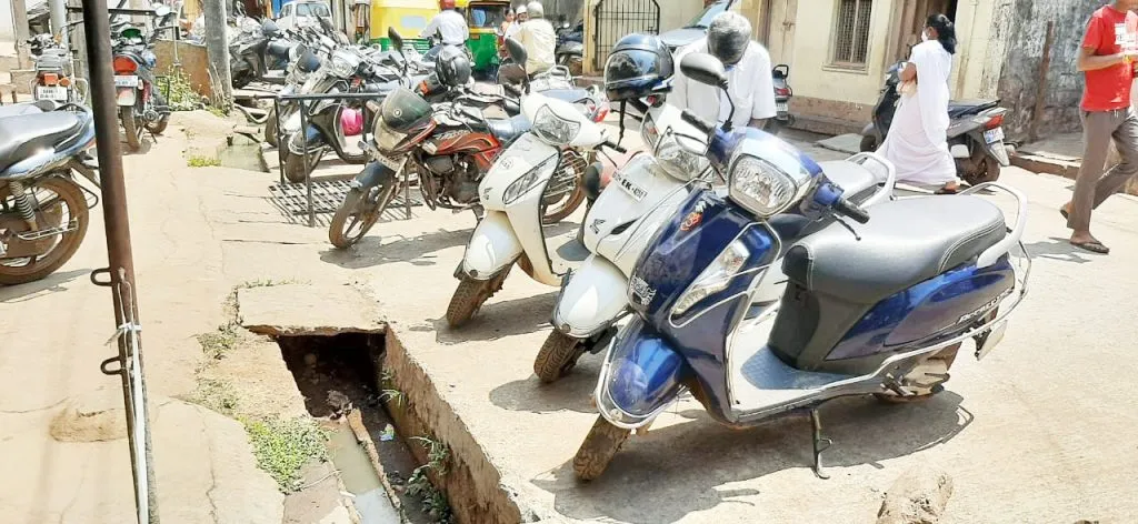 बसवाण गल्लीतील डेनेज चेंबर ओव्हरफ्लो