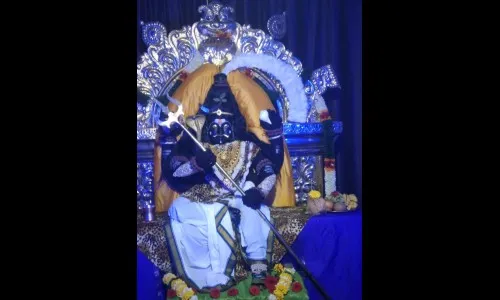 शिवबसवनगर येथील श्री ज्योतिर्लिंगाला शंकराची आरास