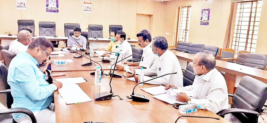 जिल्हाधिकाऱयांनी घेतली राजकीय पक्ष प्रतिनिधींची बैठक