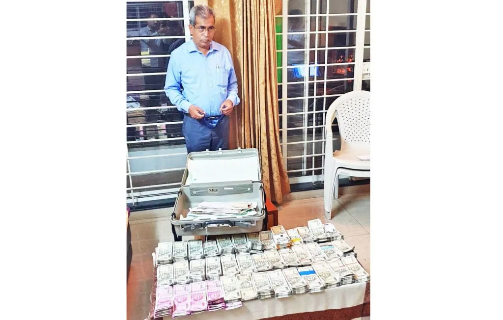 स्मार्टसिटी अधिकाऱयाच्या घरात 23 लाखाचे घबाड