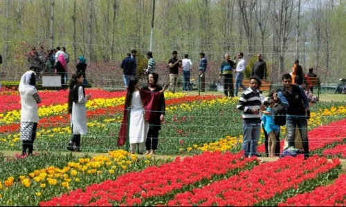 काश्मीरचा ‘स्वर्ग’ लोकांसाठी खुला