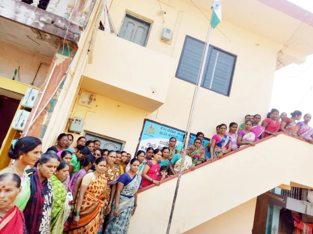 तुरमुरी ग्रा. पं. ला महिलांनी ठोकले टाळे