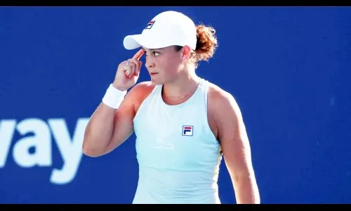 ओसाका, बार्टी उपांत्यपूर्व फेरीत