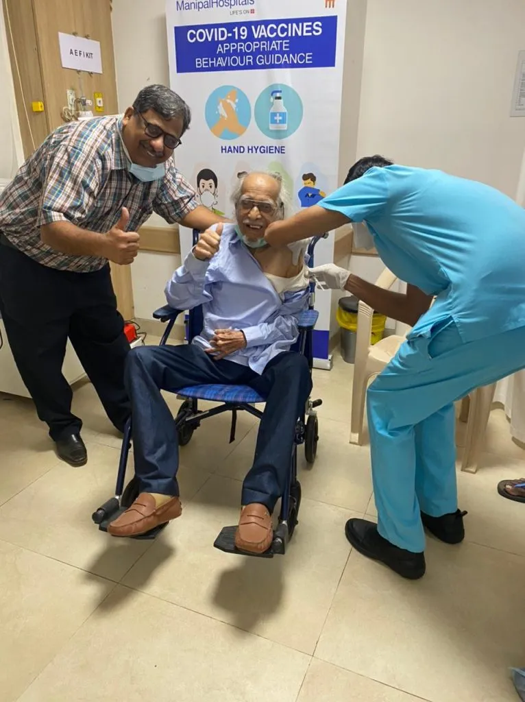 पद्मभूषण लक्ष्मण पै फोंडेकर यांनी घेतली कोरोना प्रतिबंधक लस