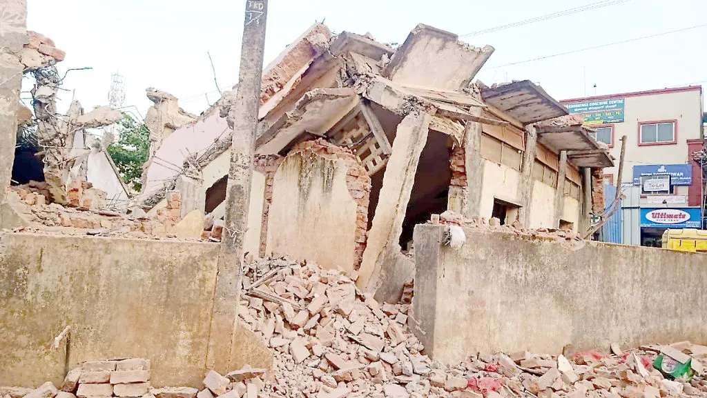 मनपा विभागीय कार्यालयाची इमारत हटविण्यास प्रारंभ