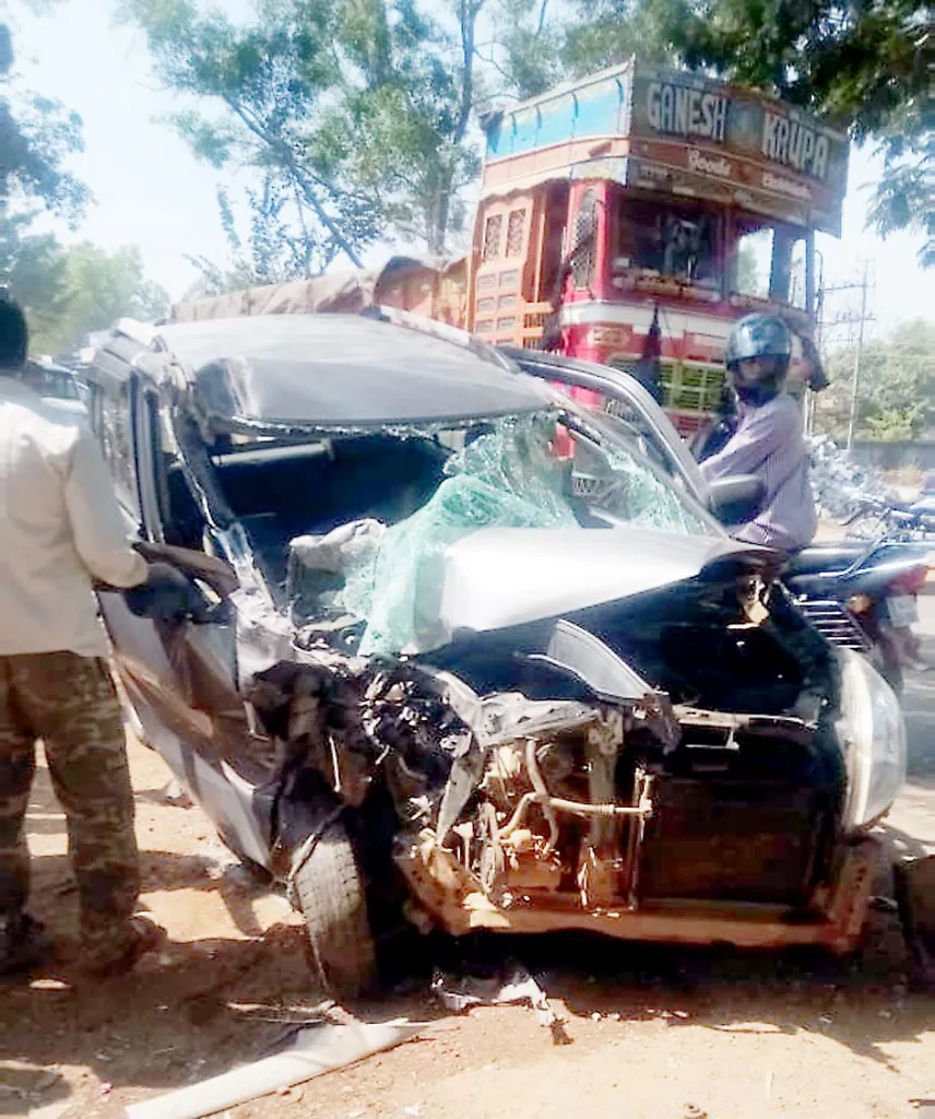 खानापूरनजीक भीषण अपघातात महिला ठार, दोघे जखमी