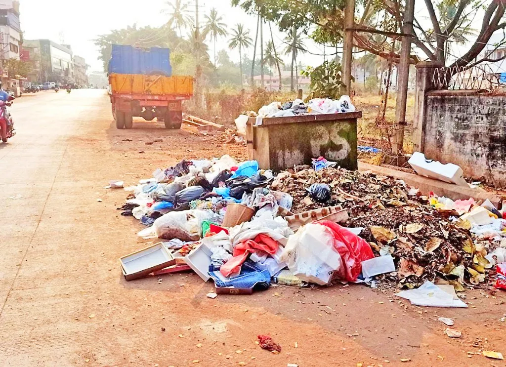 टिळकवाडीतील रस्त्याला आले कचरा डेपोचे स्वरुप