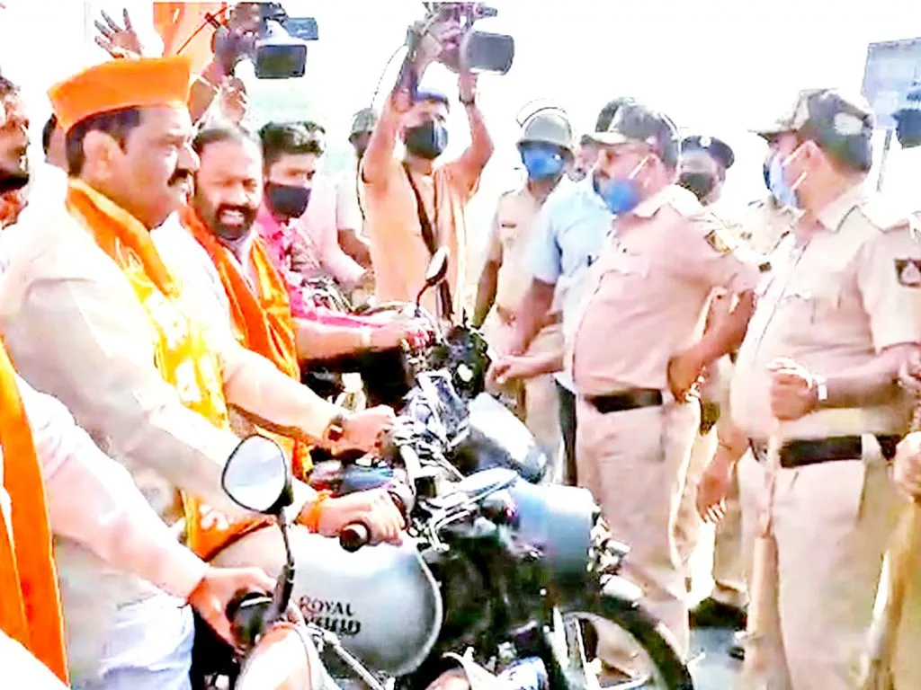 शिवसैनिकांना कोगनोळी महामार्गावर रोखले