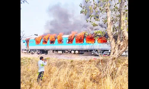 धावत्या एक्स्प्रेसमध्ये आगीचा भडका