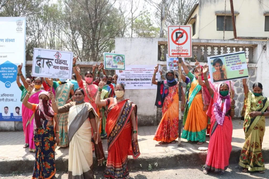 सातारा : दारू बंदीसाठी सिताई फाउंडेशनचे जिल्हाधिकारी कार्यालयासमोर आंदोलन