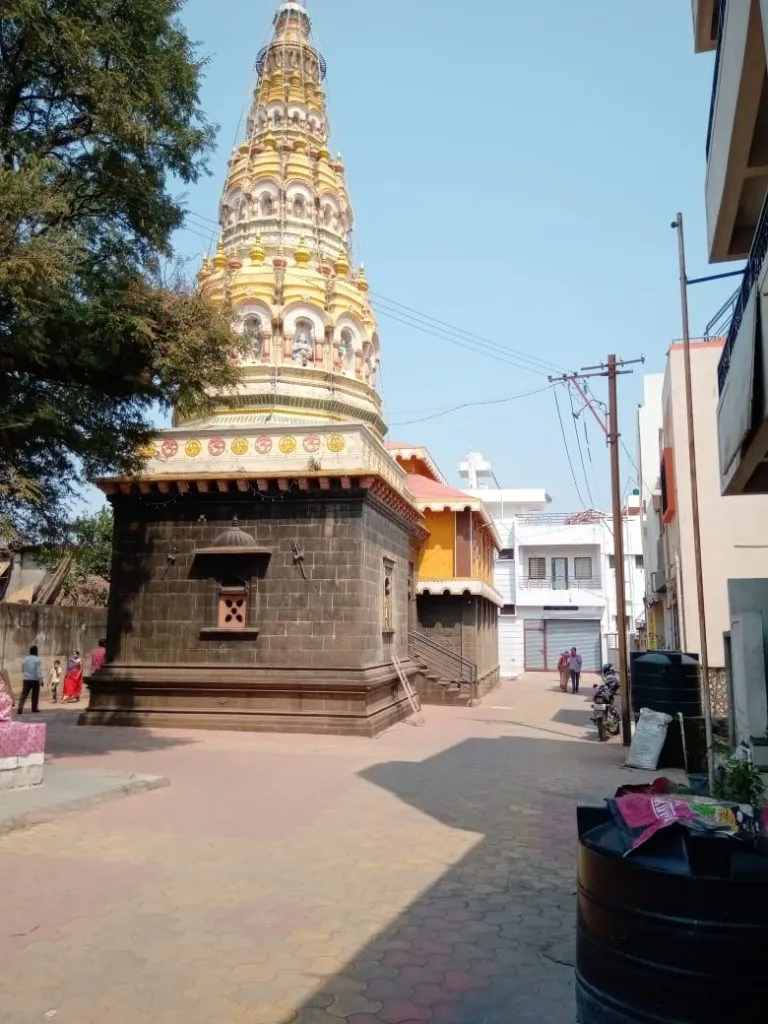 नियमांची पूजा… सुरक्षेचा जागर अन देऊळ बंदच