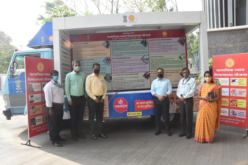 फिरत्या चित्ररथाचा जिल्हाधिकारी डॉ. राजेश देशमुख यांच्या हस्ते शुभारंभ