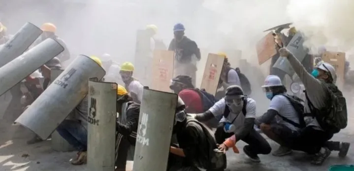 म्यानमारमध्ये लष्कराच्या गोळीबारात 18 आंदोलकांचा मृत्यू