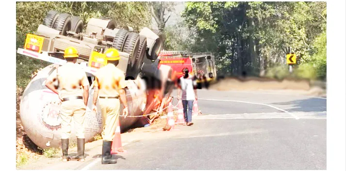 हुबळी-अंकोला रस्त्यावर टँकर उलटून चालक जखमी