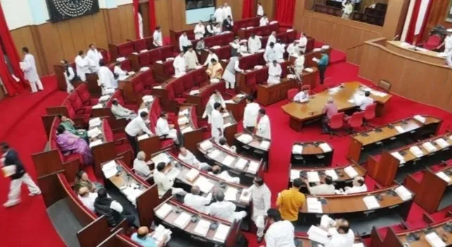 ओडिशा विधानसभेत भाजप आमदाराचा सॅनिटायझर पिऊन आत्महत्येचा प्रयत्न