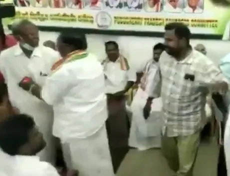 पुदुचेरी : काँग्रेस निवडणूक समितीच्या बैठकीत नेत्यांमध्ये झटापट