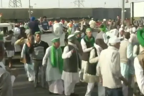 शेतकऱ्यांनी गाझीपूर बॉर्डर रोखली, अमृतसरमधील रेल्वे ट्रॅकवरही ठिय्या