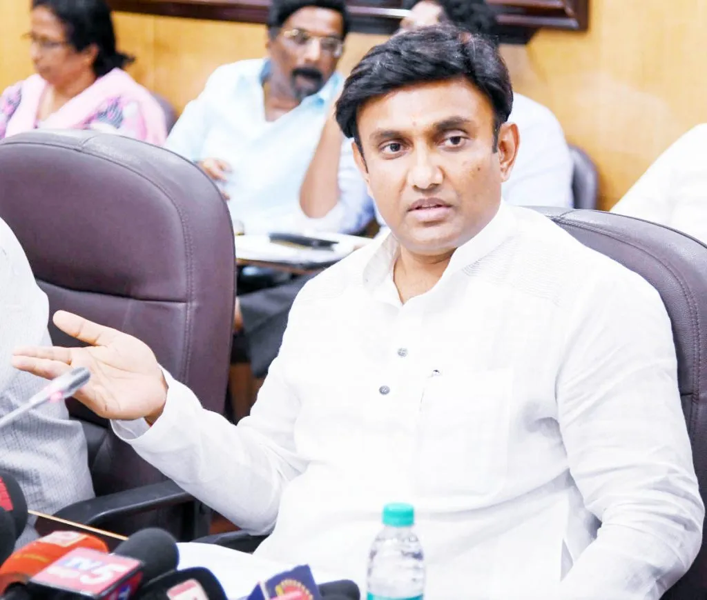 लॉकडाऊन लावण्यास सरकार उत्सुक नाही : आरोग्यमंत्री