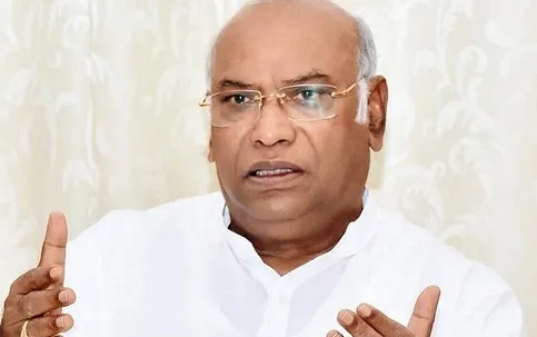 प्रथम तरुणांना लस द्या : खा. मल्लिकार्जून खर्गें