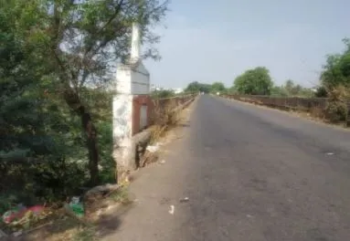 सांगली : वसगडेत येरळा नदी पुलाचा भराव ढासळु लागला