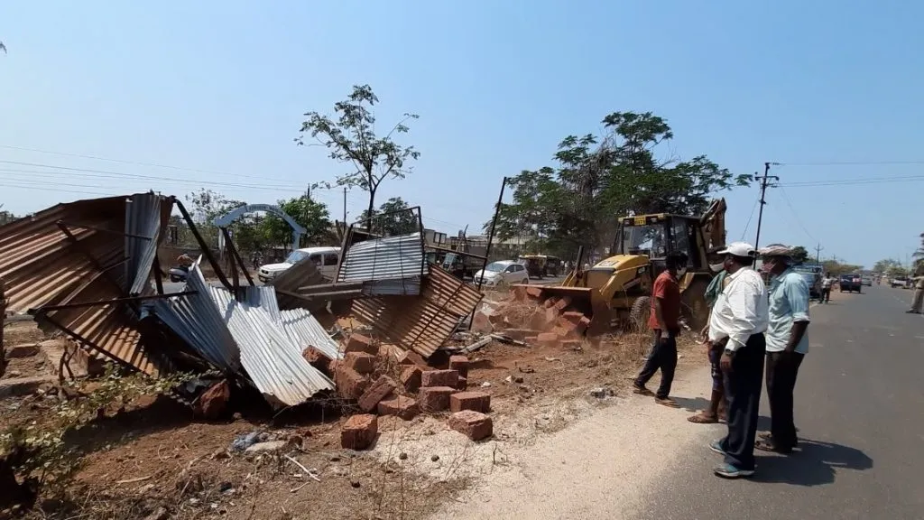 रत्नागिरी : अखेर ‘त्या’ अनधिकृत बांधकामांवर फिरू लागला बुलडोझर